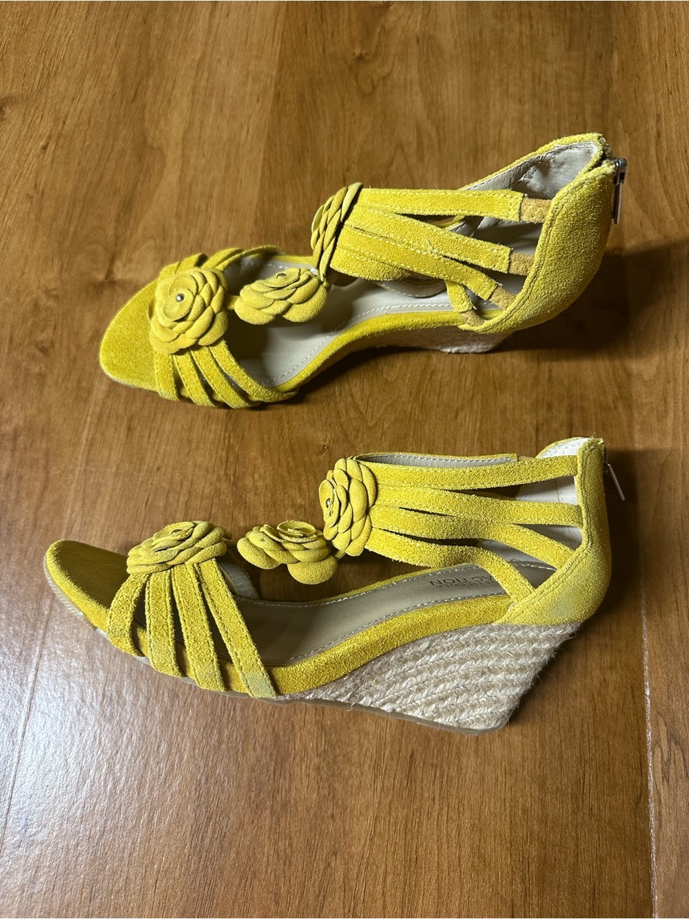 Kenneth cole Women’s Yellow Suede Wedge Sandals with Floral Detail size 7.5